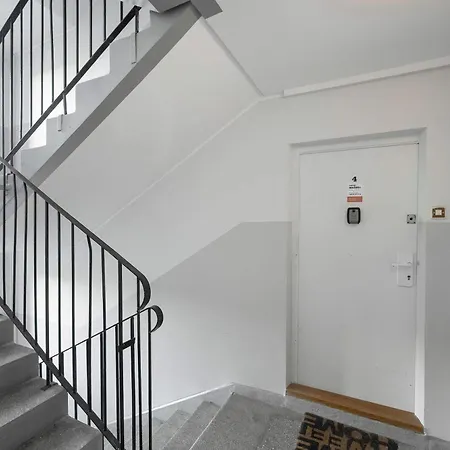 Modern In With Air Conditioning By Renters *